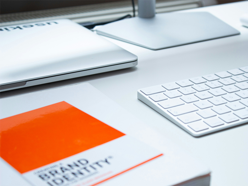 Bild vom Arbeitsplatz in der Markenagentur übereck GmbH aus Hannover mit Fachliteratur zum Thema Markenidentität.