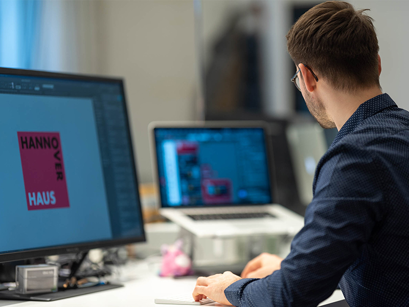 Sören Behmer von der übereck GmbH arbeitet an einem Design-Projekt für einen Markenagentur-Kunden.