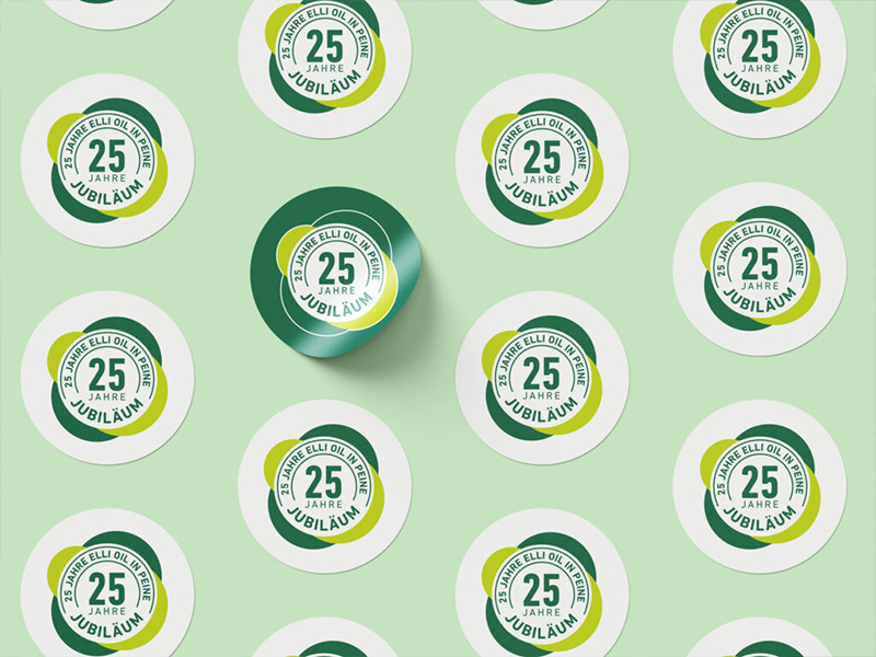 Logo-Aufkleber im Rahmen einer von der Markenagentur übereck GmbH umgesetzten Jubiläumskampagne für das Unternehmen Elli Oil aus Peine.
