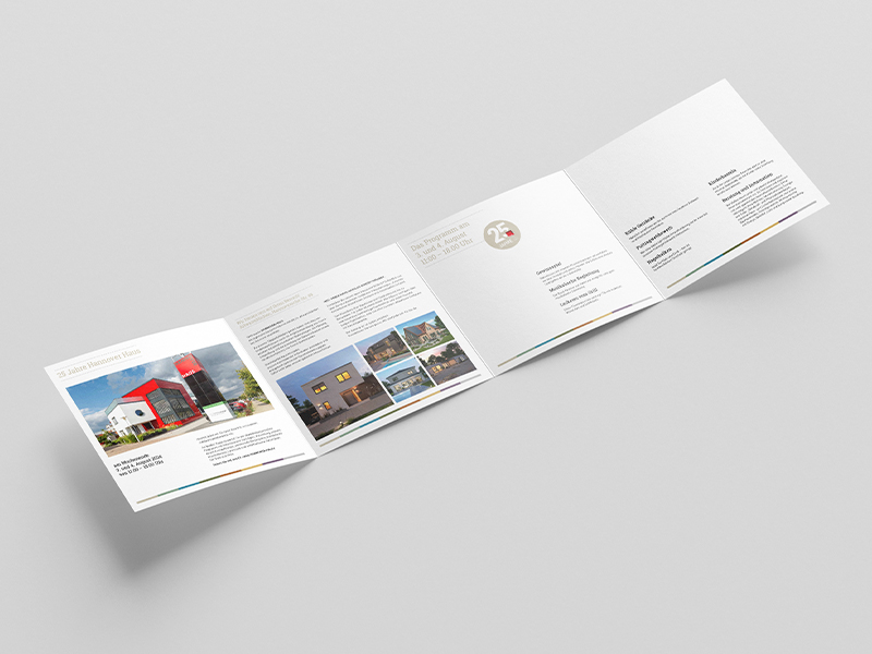 Aufgeklappte Einladungsbroschuere zur 25-jährigen Jubiläumsfeier der Hannover Haus GmbH, gestaltet und produziert von der Markenagentur übereck GmbH aus Hannover.