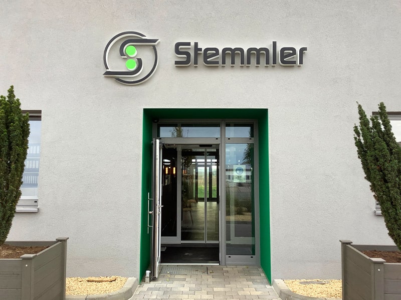 Logo-Werbeanlage des im Zuge des Logo-Redesigns für die Stemmler GbH, umgesetzt von der Markenagentur übereck GmbH.
