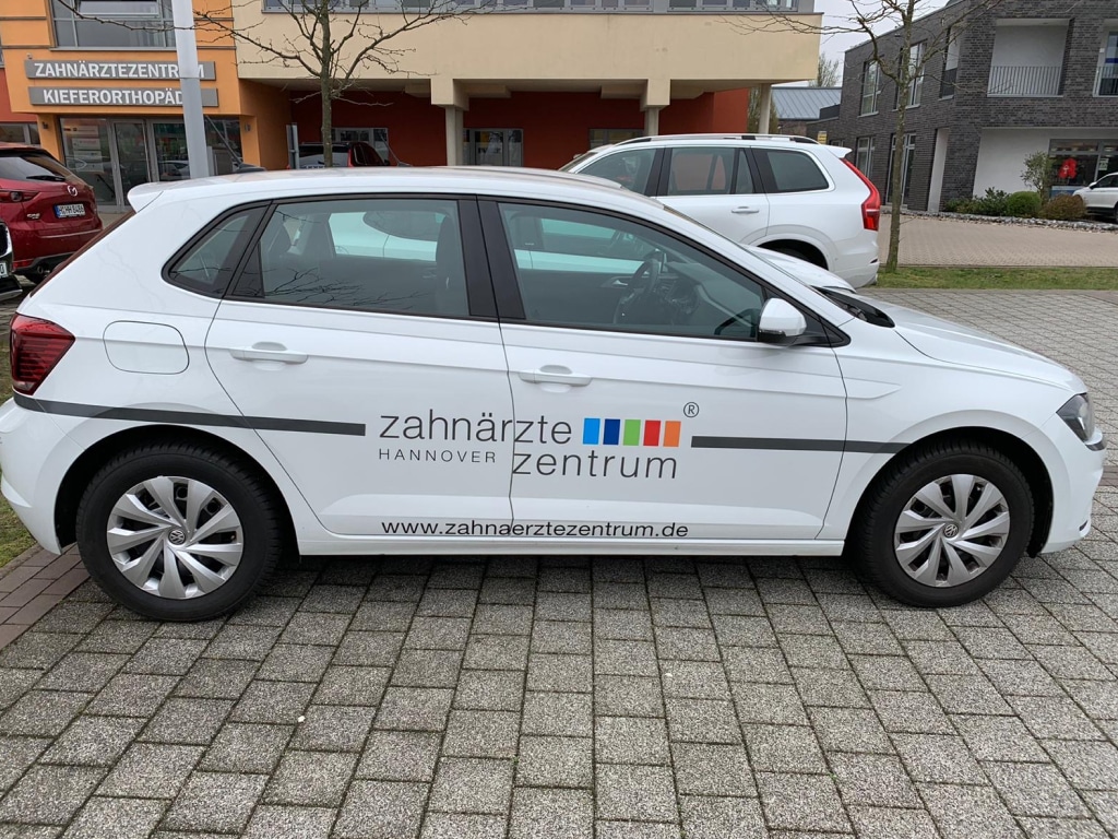 Zahnaezrte-Zentrum_Fahrzeugbeschriftung